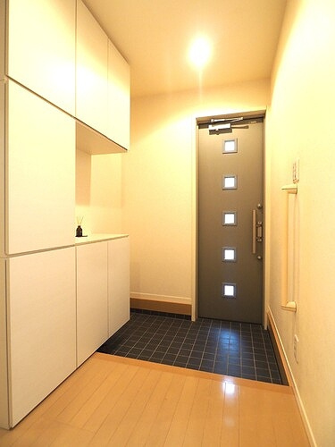 新宿区左門町戸建の玄関|ゆったりとした玄関です