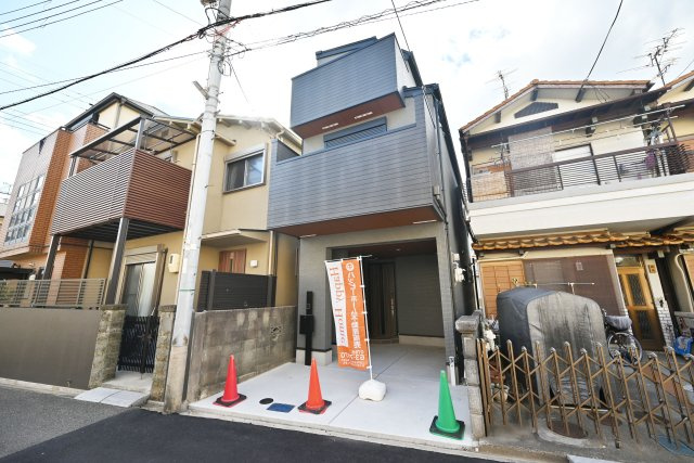 尼崎市大庄北1丁目新築一戸建て｜1SLDK＋駐車1台可の外観|JR「立花」駅徒歩13分、小中学校やスーパー、公園も徒歩圏内の便利な立地の物件です。完成済みですのでいつでも見学して頂けます。見学をご希望の方はお気軽にお問い合わせください。