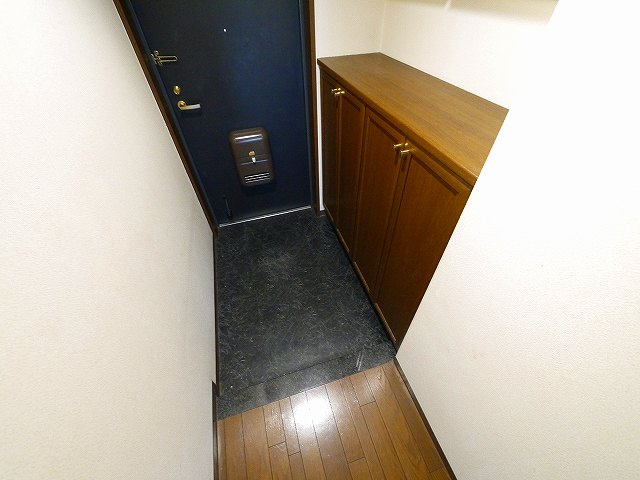 ライオンズマンション奈良やすらぎの道の玄関|収納もある玄関です