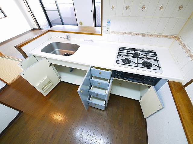 ライオンズマンション奈良やすらぎの道のキッチン|きれいなキッチンで収納の充実しています。