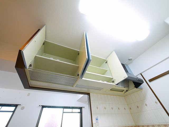 ライオンズマンション奈良やすらぎの道のキッチン|使いやすいキッチンです。上部に収納もあります。