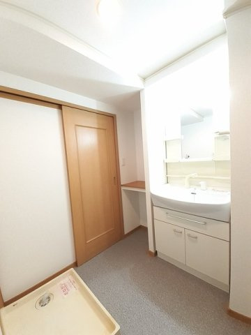 フルリール南栄Ⅱの洗面所|明るい洗面所です