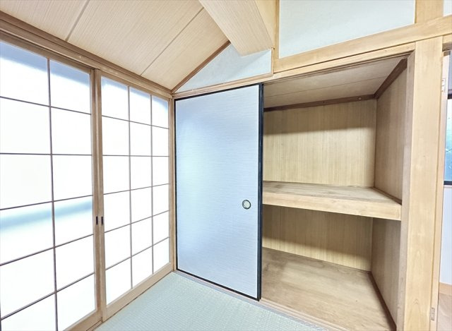 【和室】 | 朝霞市三原三丁目　中古一戸建住宅　(志木本店) | 和室には押入れ収納付き。