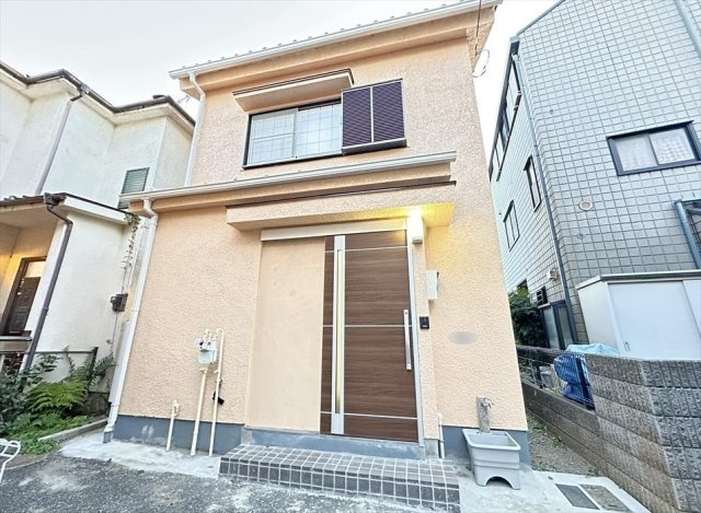 【外観】 | 朝霞市三原三丁目　中古一戸建住宅　(志木本店) | 現地（2025年12月）撮影／フルリノベーション済みの中古戸建。
朝霞台駅徒歩6分の利便性の高い立地です。