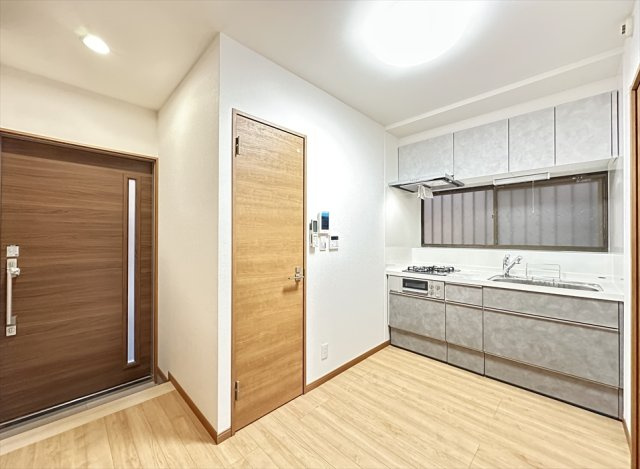 【居間・リビング】 | 朝霞市三原三丁目　中古一戸建住宅　(志木本店) | キッチン交換済みで、気持ちよくお使いいただけます。