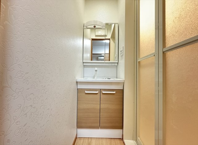 【浴室】 | 朝霞市三原三丁目　中古一戸建住宅　(志木本店) | 新しく交換された洗面化粧台で、清潔感のある空間です。
