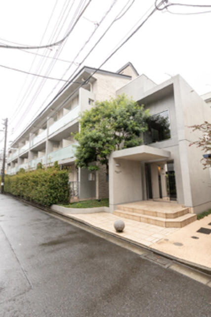 調布市仙川町１丁目の賃貸マンションのエントランス