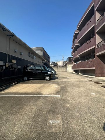 ザ・クレイドルの駐車場