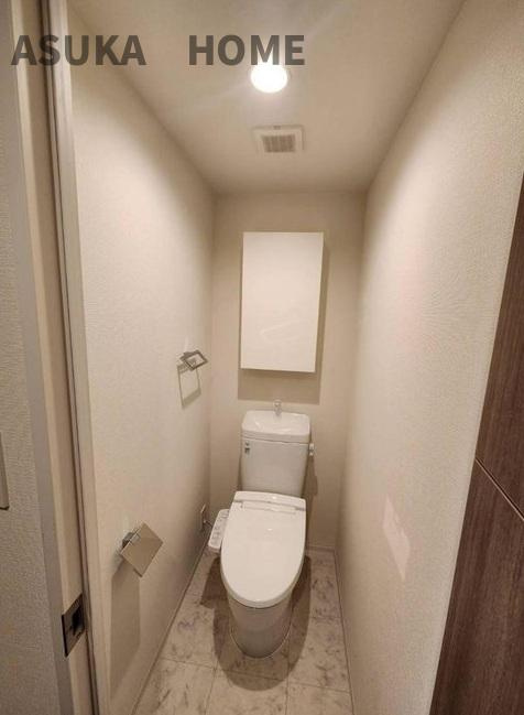 ブリシア横浜石川町のトイレ|温水洗浄便座のトイレは使い勝手と清潔感がありいいですね。
