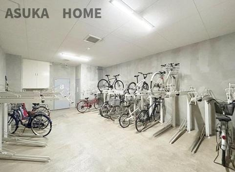 ブリシア横浜石川町の駐輪場|屋内にある駐車場は外出時など便利ですね。雨の日など安心して保管できますね。
