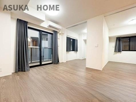 ブリシア横浜石川町の居間・リビング|ホームパーティーなどお友達や家族と一緒に料理を楽しみながら楽しい時間を過ごせそうですね。