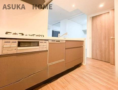 ブリシア横浜石川町のキッチン|家事の時短にも役立つ食器洗浄乾燥機も標準装備で家事の時短にも一役ですね。