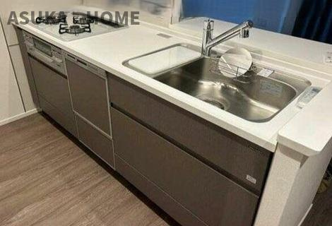 ブリシア横浜石川町のキッチン|リビングが見渡せるカウンターキッチン、お料理をしながら大切な家族との会話も楽しめそうですね。