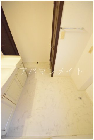 【設備】 | 名瀬邸 | 室内洗濯機置き場になります
