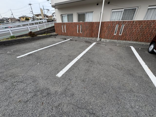 エートルウールの駐車場