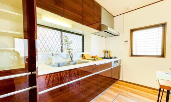 戸塚区前田町のキッチン|住空間を広く活用できる重厚感ただよう壁付けキッチンはむしろ見せたい空間です。