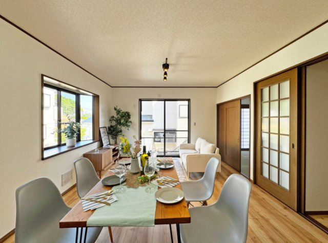 戸塚区前田町の居間・リビング|我が家の基地局はリビング！ご家族たのしい会話、情報交換も楽しそうですね。