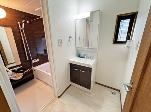 戸塚区前田町の脱衣所|脱衣所の窓、お風呂場にも大きな窓、解放感、通風、採光三拍子そろった優れた水回り。