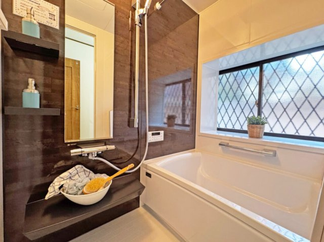 戸塚区前田町の浴室|解放感ある大きな窓と最新ユニットバスで心も身体もゆったりリセットできそうですね