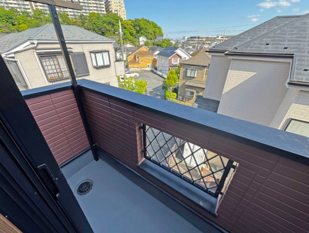戸塚区前田町のバルコニー|南東向きで陽当りの良いバルコニーは風通りよく洗濯物の渇きも早く時短になりますね
