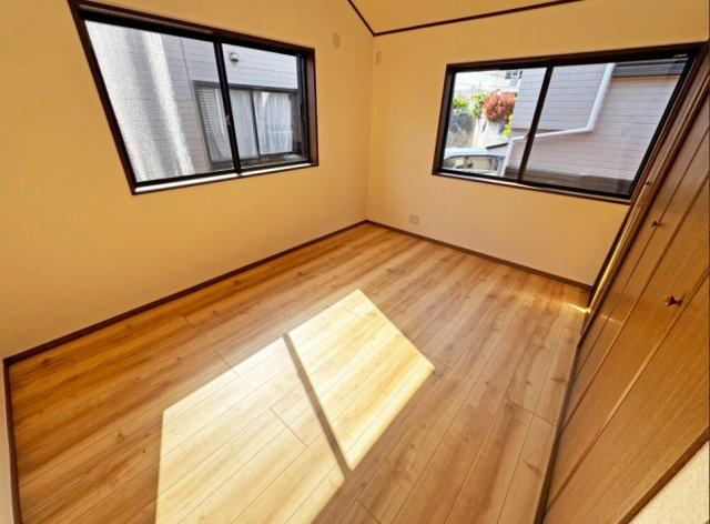 戸塚区前田町の洋室|南向き・2階部分の陽の光がサンサンと差込む大変明るいお部屋です。