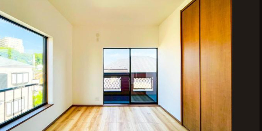 戸塚区前田町の洋室|大きな窓からたっぷりの日差しが降り注ぐ明るい室内目覚めの良い朝を迎えられそうです