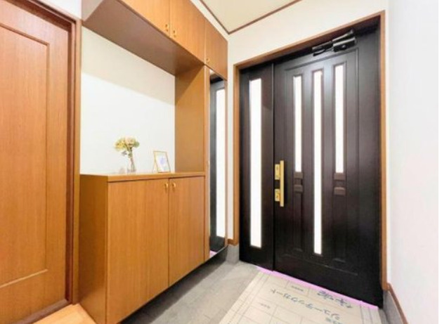 戸塚区前田町の玄関|我が家の顔となる玄関は、シンプルで清潔感のある上品なイメージのデザインです。
