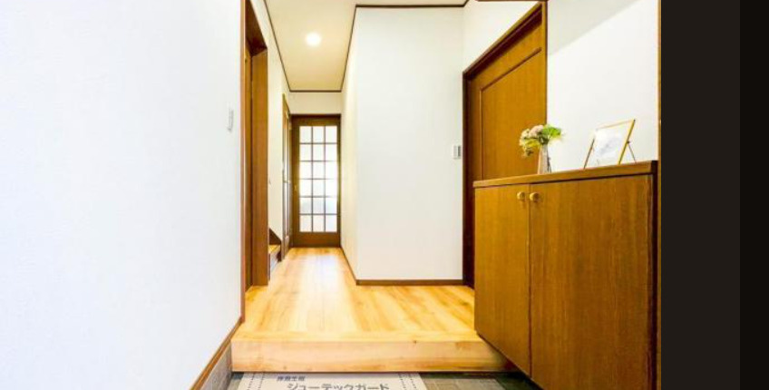 戸塚区前田町の玄関|小上がりのある玄関はちいさなお子様の靴を履かせるのもお荷物を下ろすのにも便利！