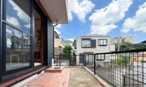 戸塚区前田町の庭|毎日の暮らしの中に癒しを与えてくれるお庭スペース。おこさまの遊び場にも安心ですね。