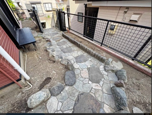 戸塚区前田町の庭|縁台のあるお庭、季節の草花を小道脇に飾れば四季感じられる鮮やか空間になりそうです