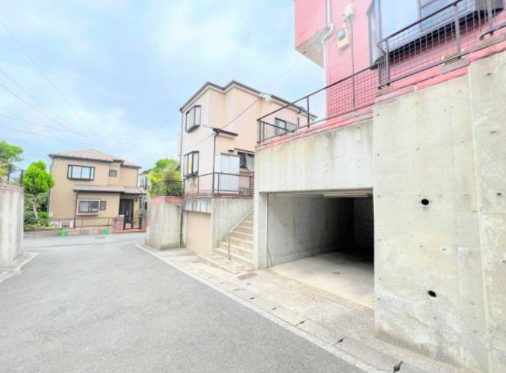 戸塚区前田町の前面道路含む現地写真|良好な住環境が保たれ、低層の一戸建を中心とした街並みが整然と続くエリアです。