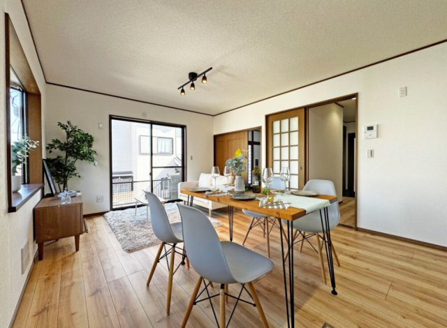 戸塚区前田町の居間・リビング|豊かに快適に住まいを支えるリビングダイニング、笑顔で皆が集まってきそうですね。