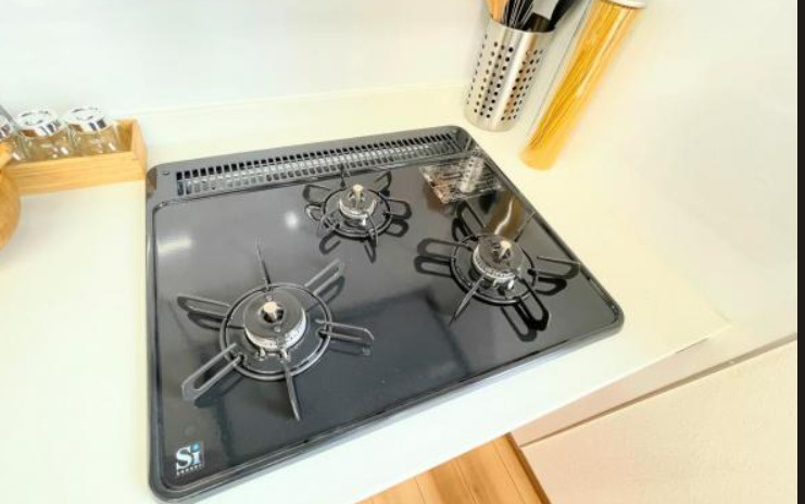 戸塚区前田町のその他|コンロ3つ口は便利！お子様もお手伝いしながらママの料理の幅も広がりそうですね。