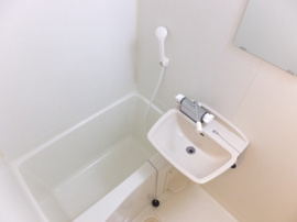 清潔感のある白を基調とした浴室です。