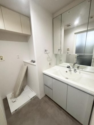 サンマークスだいにちルナタワーレジデンスD棟の独立洗面台|シャワー付き洗面化粧台
■物件内覧・資金計画相談・住宅ローン相談、リフォーム相談、お問合せ受付中■
※当日・翌日のご内覧、ご相談はお電話でのお問合せがスムーズです！