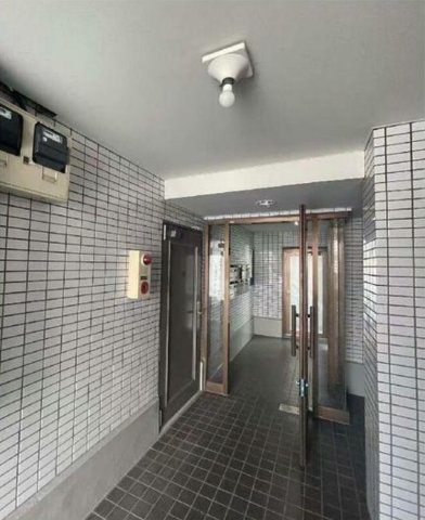 埼玉県蕨市北町1丁目　一棟収益マンション「満室稼働中」「ロードサイド」のエントランス