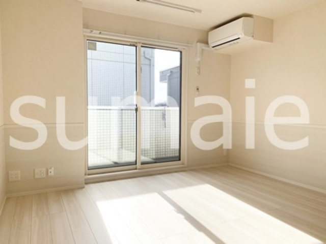 クレール西大宮の居間・リビング|人気のフローリング。