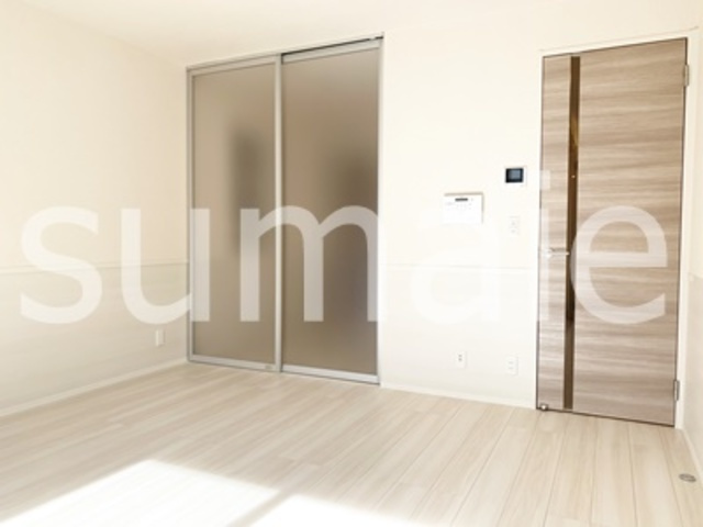 クレール西大宮の居間・リビング|人気のフローリング。