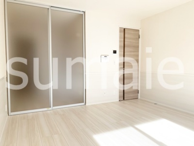 クレール西大宮の居間・リビング|人気のフローリング。