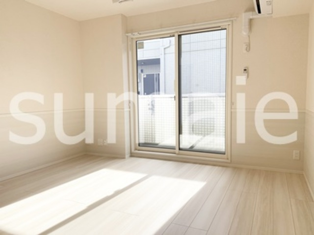 クレール西大宮の居間・リビング|人気のフローリング。