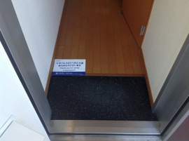 毎日通る玄関はこちらです