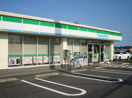 ファミリーマートまで821ｍ