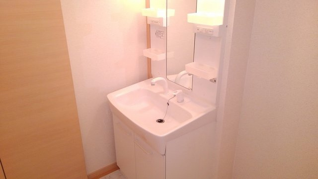 【洗面所】 | グランディールⅡ番館 | 明るい洗面所です