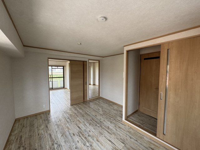 ジュネス青山の居間・リビング|写真はイメージです。色仕様は現況優先になります。