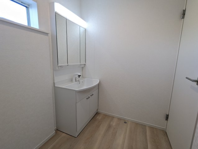 北茨城市大津町北町　第12の独立洗面台|ゆったりとした洗面スペース！一日を始める朝も素顔に戻る夜も気持ちのいい洗面室から～！（同施工物件）