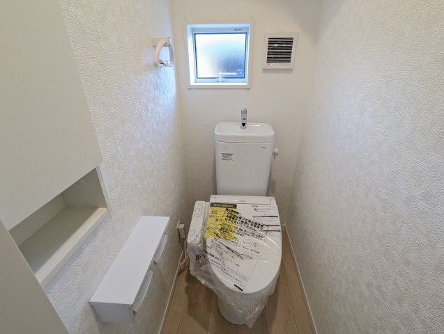 北茨城市大津町北町　第12のトイレ|窓がついており、いつでも快適な空間に！ゆっくりとお一人時間をお過ごしください（同施工物件）