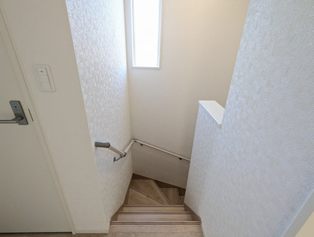 北茨城市大津町北町　第12の内装|窓付きの階段は明るく、手すり付きで小さなお子様でも安心です（同施工物件）