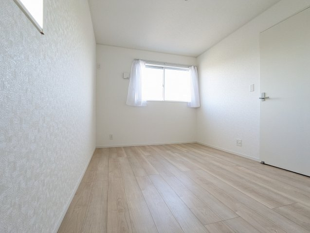 北茨城市大津町北町　第12の洋室|大きな窓に面しているので、室内は明るく光が沢山差し込みます（同施工物件）