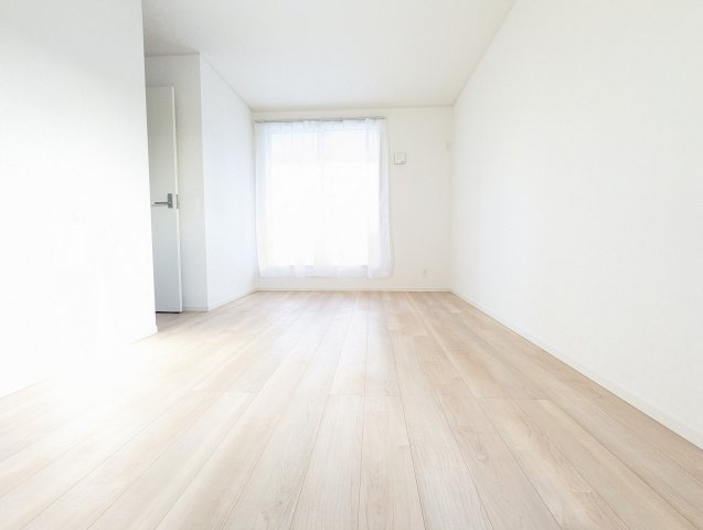 北茨城市大津町北町　第12の洋室|陽当たりが良くサッシにはペアーガラスを採用高い断熱性による省エネで快適な暮らしを～！（同施工物件）