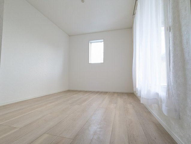 北茨城市大津町北町　第12の洋室|お子様の成長にも対応でき窓の位置が高いので子供部屋に適しています。マイホームだからこその喜び。（同施工物件）